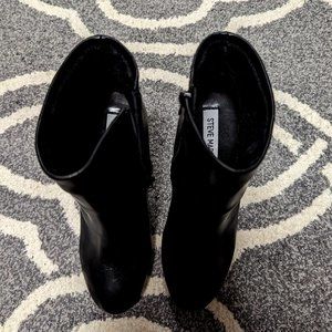 7 Steve Madden Black Leather Bootie
